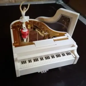 Музыкальная шкатулка заводная Рояль. УЦЕНКА. Размеры 11,5 х 9 х 13 см.